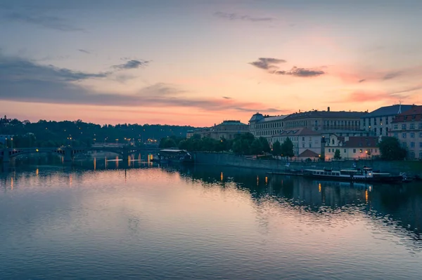 Восход солнца в Праге. Историческая прибрежная архитектура и Влтава — стоковое фото