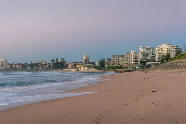 Australijska plaża na wschodzie słońca z nabrzeża nieruchomości na plecach — Zdjęcie stockowe