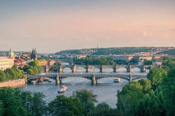 Erhöhte Aussicht über Brücken über die Moldau in Prag — Stockfoto