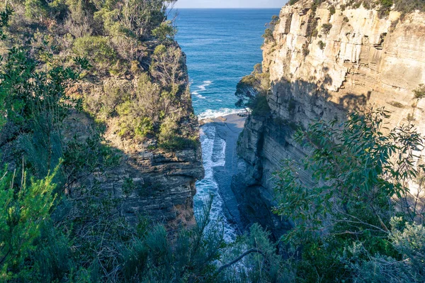 Narrow cliff gulch, gorge and open ocean view — Stock Photo, Image