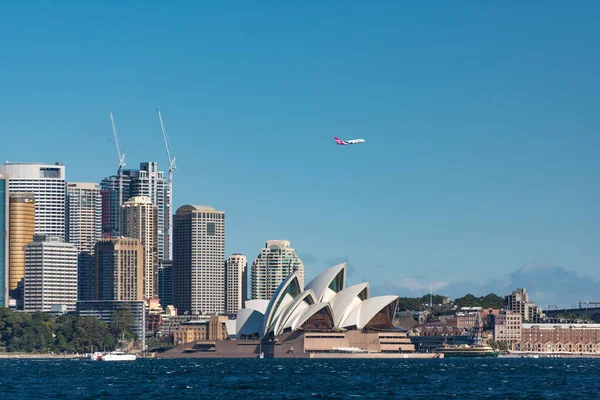 Avion Qantas volant au-dessus de Sydney Opera House et Sydney CBD — Photo