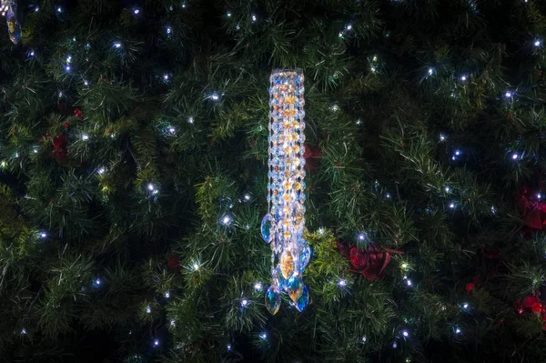 Nahaufnahme der berühmten Swarovski-Kristall-Weihnachtsdekoration auf chr — Stockfoto