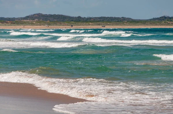 Belo fundo de praia com areia e onda — Fotografia de Stock