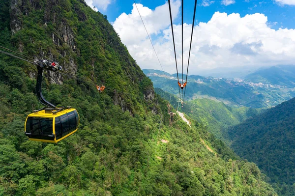 Teleférico cavalgando sobre a paisagem da montanha. Aventuras de viagem volta — Fotografia de Stock