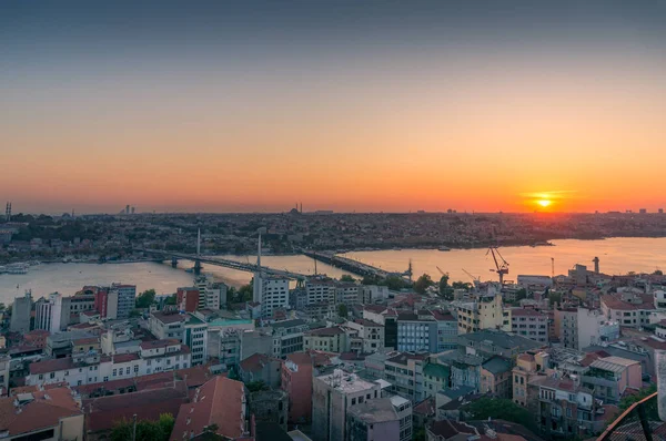 Légi kilátás Isztambul külvárosára naplementekor — Stock Fotó