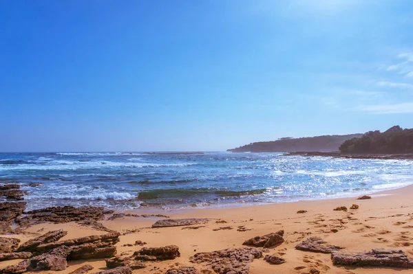 Oceano paisagem praia sagaz e ondas suaves — Fotografia de Stock