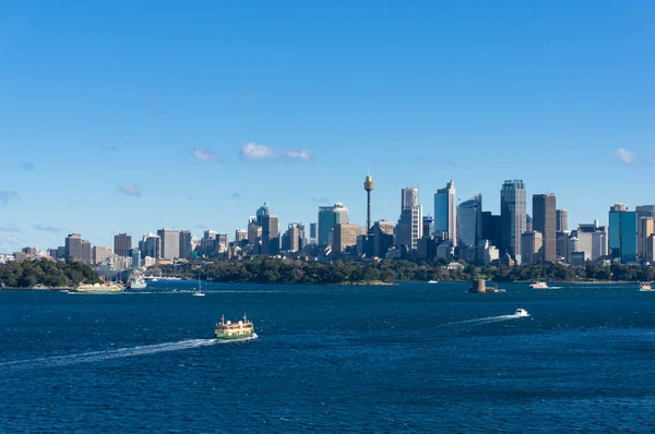 Vue épique sur le paysage urbain de Sydney avec ferry — Photo