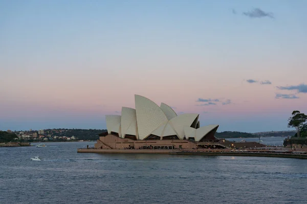 Sitio emblemático australiano Sydney Opera House al atardecer — Foto de Stock