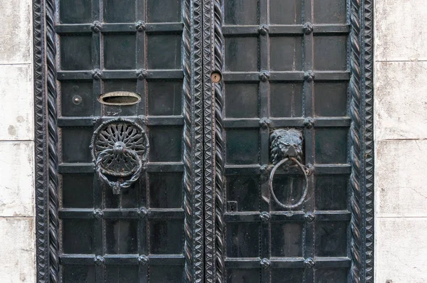 Closed old metal door with cast iron lattice and metal door hand — ストック写真