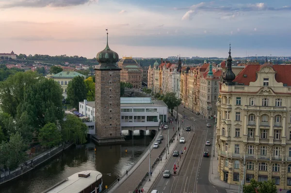 Вид на Прагу с историческими зданиями и Влтавом — стоковое фото