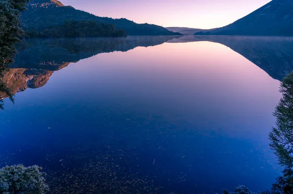 Montaña amanecer paisaje con espejo como superficie de agua, reflexión de montaña —  Fotos de Stock