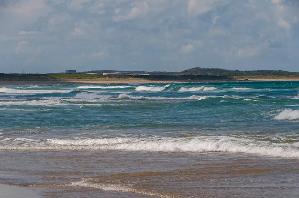 Paisaje marino con océano azul con olas y playa de arena distante — Foto de Stock