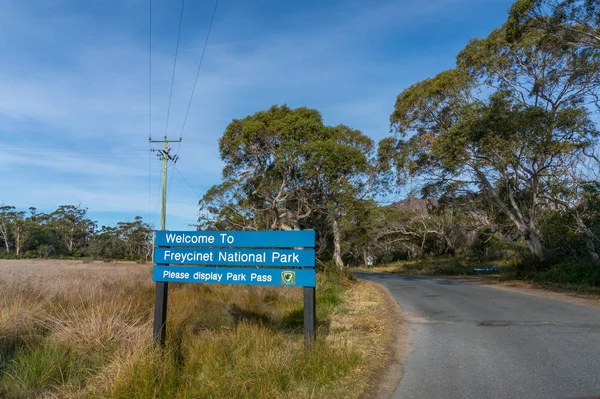 Üdvözlő tábla a Freycinet Nemzeti Park bejáratánál Tasmaniában, Ausztráliában — Stock Fotó