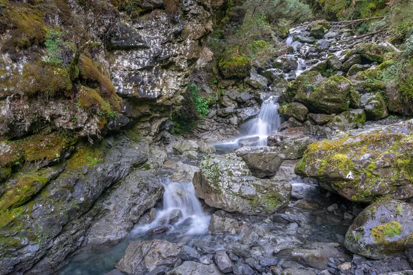 Gebirgsfluss fließt über Felsen Natur Hintergrund — Stockfoto