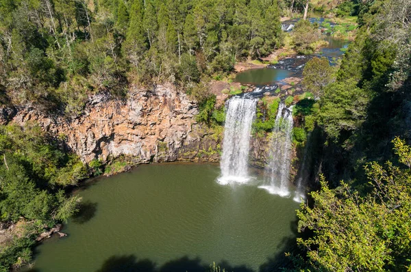 Vista espetacular de cima na cachoeira pitoresca na frente — Fotografia de Stock