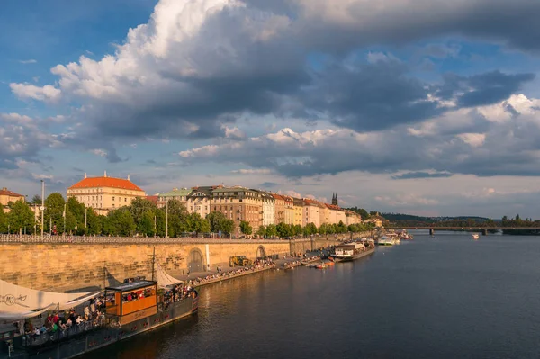 Praag waterkant met restaurants en toeristen en uitzicht op het water bu — Stockfoto