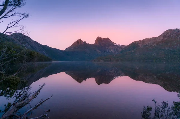 Cuna Montaña al amanecer. Hermoso paisaje de montaña —  Fotos de Stock