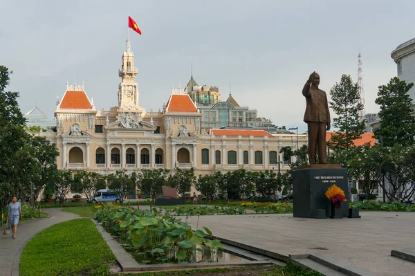 Ho Chi Minhstad huis met Ho Chi Minh monument in Vietnam — Stockfoto