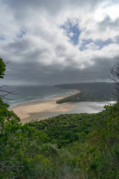 Landscape of beautiful sandy beach and forest — Stock Photo, Image