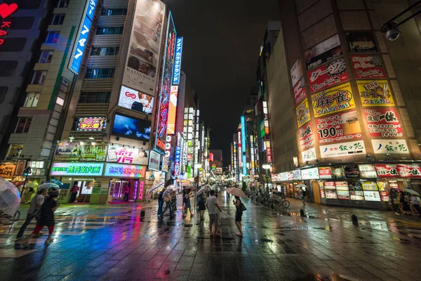 Ночная жизнь в пригороде Токио Синдзюку — стоковое фото