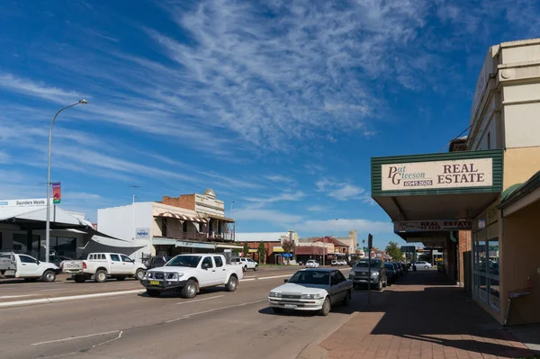オーストラリアの田舎にあるスコーンタウンに車や小さなビジネスショップがある通り — ストック写真