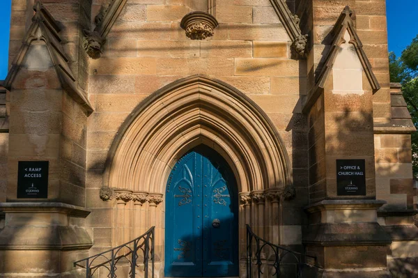 A homokkő templom épületének bejárati ajtaja Sydne Kings Cross külvárosában — Stock Fotó