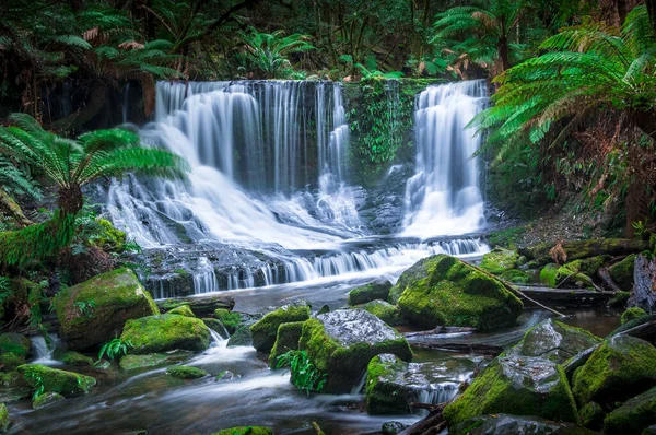Schöner tropischer Wasserfall in abgelegener tropischer Lage — Stockfoto