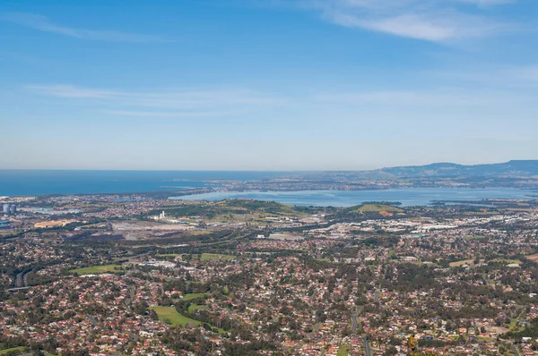 Vista aérea de la expansión urbana de la ciudad de Wollongong en Australia — Foto de Stock