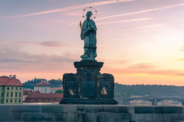 Statua di Giovanni Nepomuceno sul ponte Carlo a Praga — Foto Stock