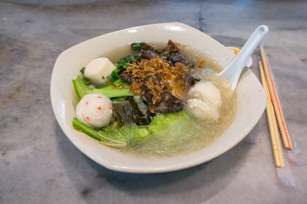 Assiette de soupe de nouilles de style asiatique avec boules de poisson et baguettes — Photo