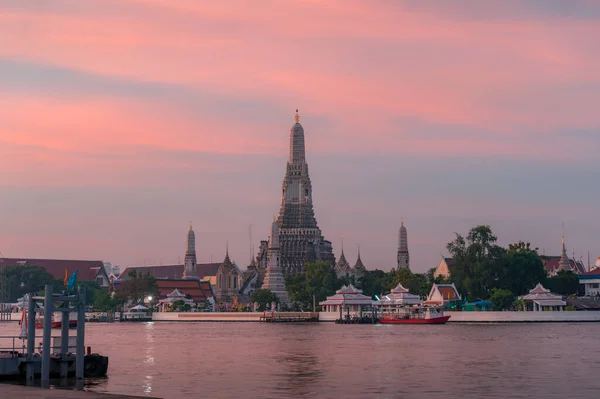 Temple of Dawn, Wat Arun Bangkokban napkeltekor — Stock Fotó