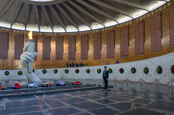 Soldiers on guard of the Eternal flame on Mamayev Kurgan — 스톡 사진