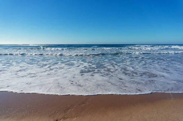 Oceano paisagem marinha com onda suave no dia claro — Fotografia de Stock