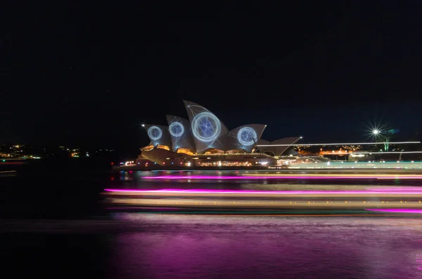 Sydney opera house illuminiert während lebhaftem sydney light festiva — Stockfoto