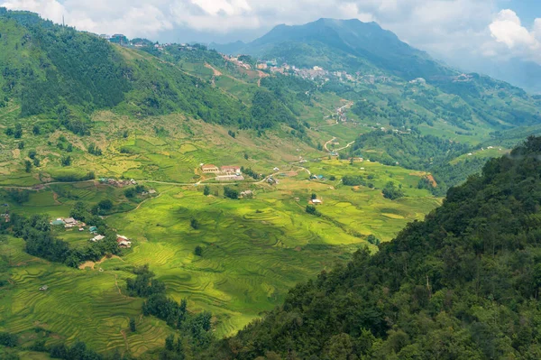 Nádherné rýžové terasy v horském údolí. Letecký pohled — Stock fotografie