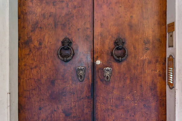 Vieille porte en bois avec poignées de porte complexes et lucarnes — Photo