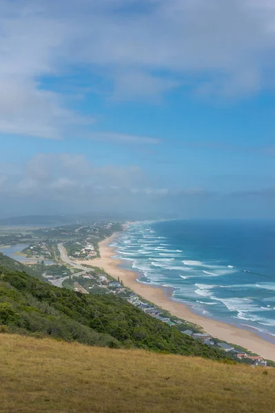 Epic sea beach and seaside town nature landscape. Wilderness, So — ストック写真