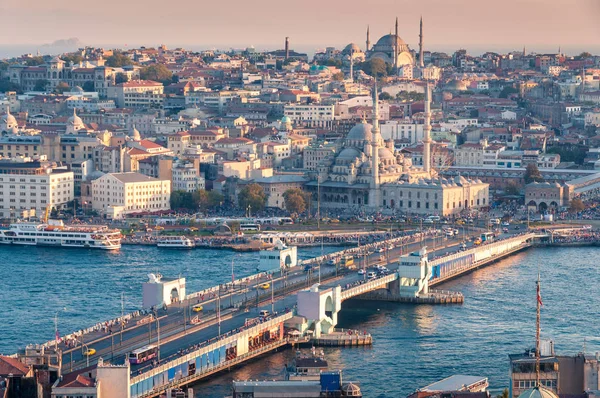 Piękny widok z lotu ptaka na historyczne centrum Stambułu z mostem Galata — Zdjęcie stockowe