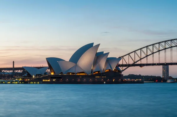 悉尼歌剧院和悉尼港大桥在蓝色的时刻 — 图库照片
