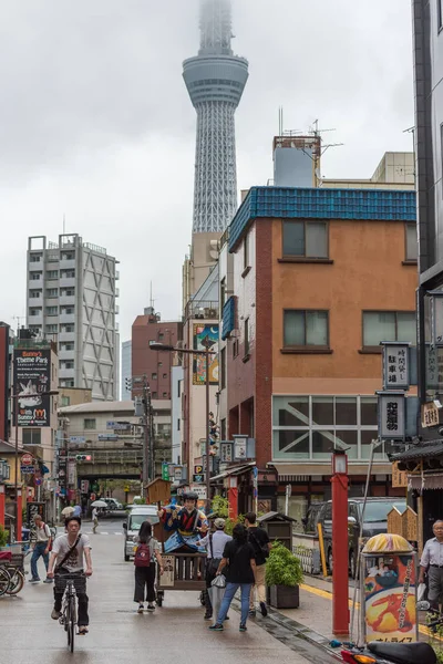 La gente en las calles del distrito de Taito en Tokio con Skytree en el — Foto de Stock