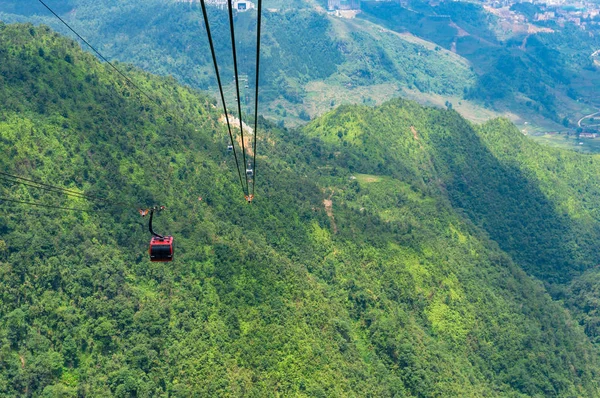 Teleférico cavalgando sobre a paisagem da montanha. Aventuras de viagem volta — Fotografia de Stock