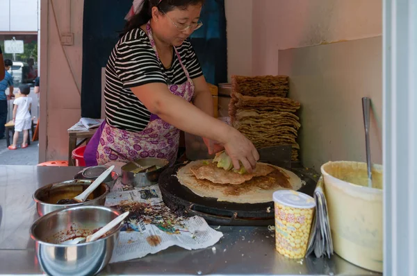 Mulher cozinhar comida na banca de comida de rua em Beijing, China — Fotografia de Stock