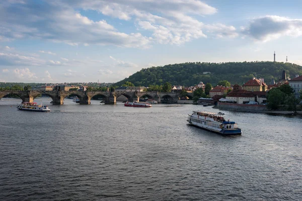 Ausflugsboote auf der Moldau mit Blick auf die Karlsbrücke — Stockfoto