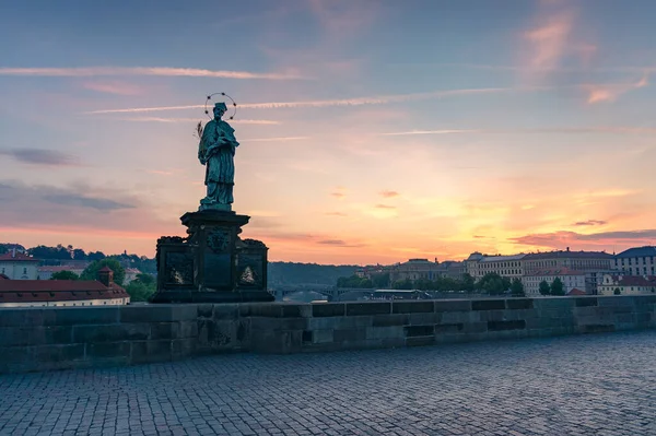 Standbeeld van Johannes van Nepomuk op de Karelsbrug in Praag — Stockfoto