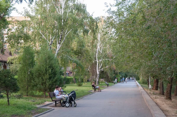 Familias con niños relajándose en el parque en un día de verano — Foto de Stock