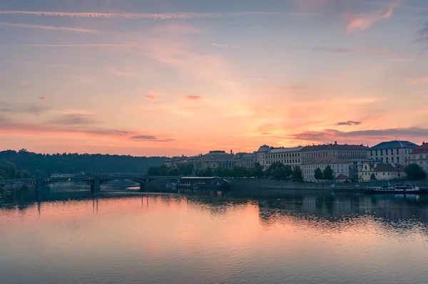 Schöner Sonnenaufgang über der Moldau mit Prager Stadtbild — Stockfoto