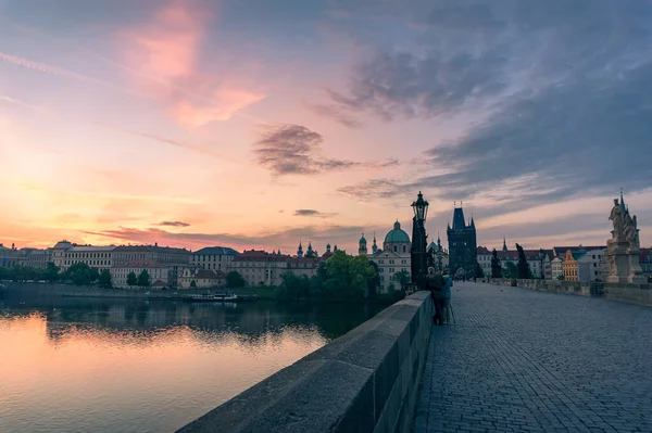 Vakker soloppgang panorama med historisk Charles Bridge – stockfoto