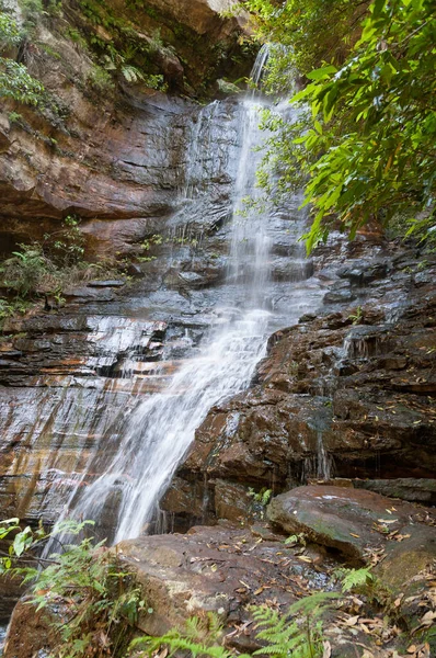 Schöner Wasserfall im Regenwald. Wasser fließt über Felsen — Stockfoto