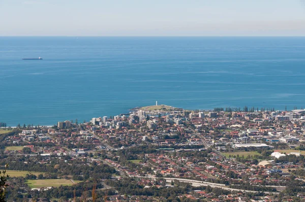 Widok z lotu ptaka centrum miasta Wollongong z latarnią morską punkt orientacyjny o — Zdjęcie stockowe