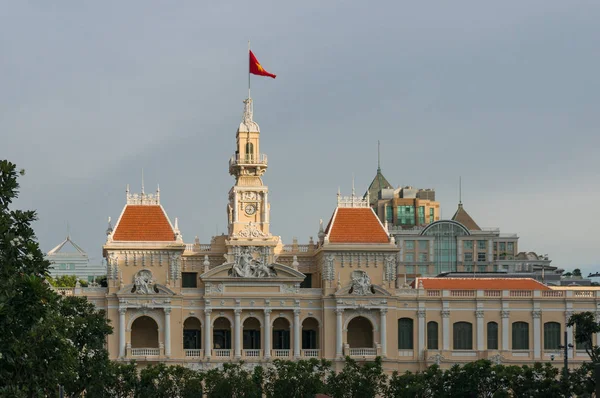 Ho Chi Minh City Hall met Vietnam vlag op de top van het gebouw — Stockfoto